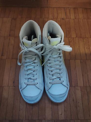 Nike Blazer Mid ’77 – bele kožne patike sa žutim Swoosh logom Ug 26,5