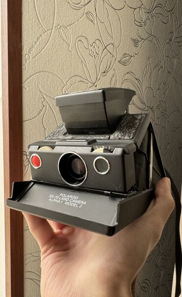 polaroid fotoaparat qiymeti: Polaroid sx70. diqər polaroid modelerinen daha üstün ve professional