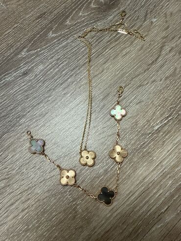 женские серебряные серьги: Zərif qızıl rəngli zəncir və uyğun qolbaq dəsti. Dizaynı dörd yarpaq