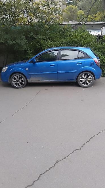 011 ucuz: Kia Rio hetçbek, mavi rəngdə. Avtomobilin кузов tipi 5 qapılı — 3