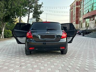 kia ceed 2010 universal: Kia Ceed hetçbek kuzalı avtomobil. Qara rəngdədir və 5 qapılı kuzova — 6