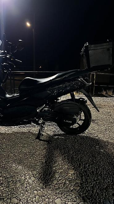 t max: Скутер-макси в черном цвете. Характеристики и оснащение: - Кузов — 5