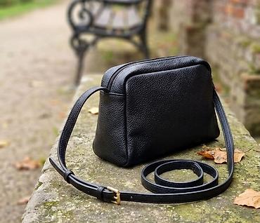 ženske torbe oko struka: Crna kožna crossbody torba - Materijal: prirodna zrnasta koža sa — 1