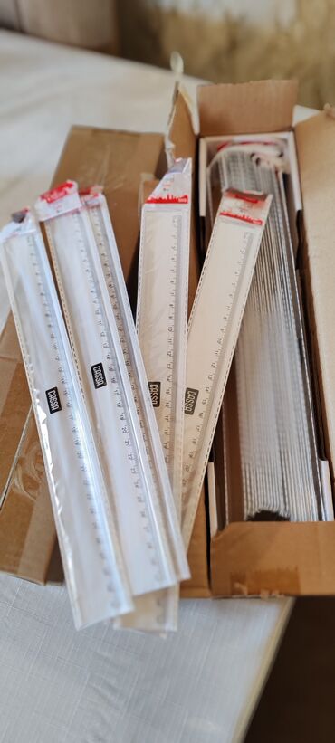 Uşaqlar üçün digər mallar: Hər növ məktəb ləvazimatları satılır — qələm, dəftər, pozan, xətkeş — 16