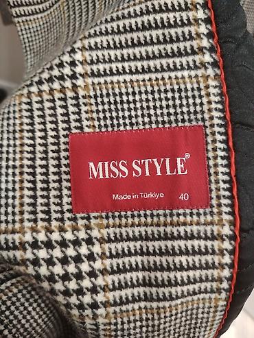 Пальто: Б/у женское пальто Miss Style, размер 40 (бирка), производство — 1