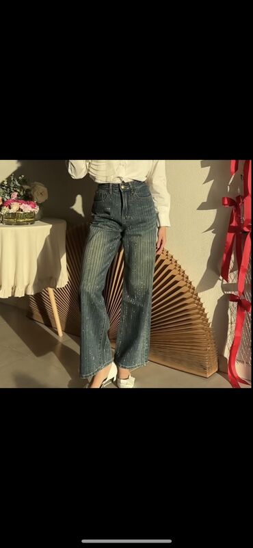 бойфренды женские джинсы: Прямые, Со стразами