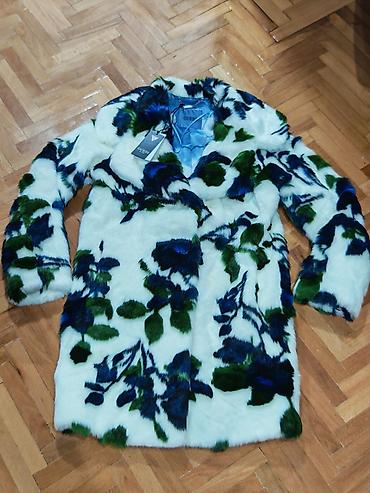 sat ar: GUESS original ženski kaput od veštačkog krzna - Model: duži kaput sa — 3