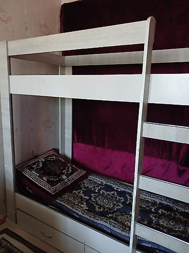 bunk bed: Двухъярусная кровать из ЛДСП светлого оттенка. - Компоновка: нижний и — 2