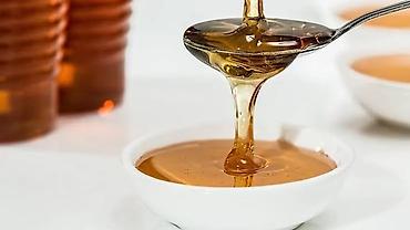Натуральный пчелиный мёд в пластиковых бутылках разного объёма. -