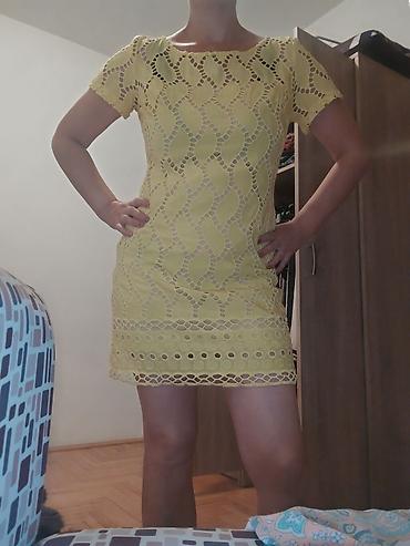 hernan torbe: Žuta čipkana mini haljina – KOSMIKA womenswear - Kroj: ravna silueta — 1
