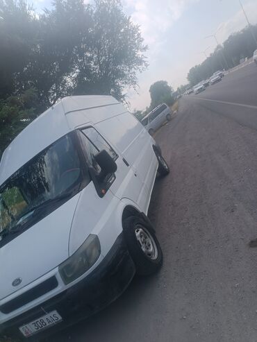 авто из грузии: Белый фургон Ford Transit с высокой крышей, предназначенный для