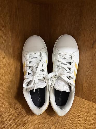 Qadın ayaqqabıları: Adidas ağ rəngli idman ayaqqabısı - Model: Adidas Court/Grand Court — 2