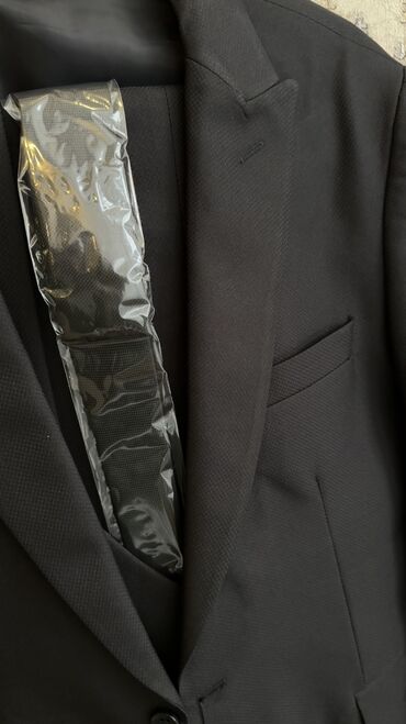 Kostyumlar: Təzə kostyum. Heç vaxt geyinilməyib. Etiketi üstündə. Ölçü uyğun — 6