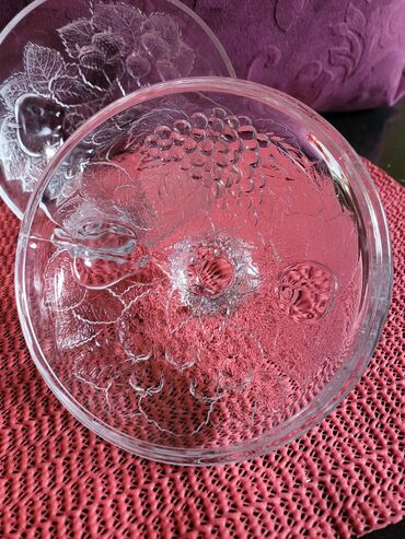 Ostalo posuđe: Bombonijera nova sa poklopcem,puno staklo. Visina. 12cm. Precnik — 9