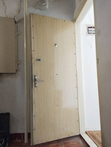 Furnitura və aksessuarlar: Mənzilin üstünden cıxma giriş qapısıdır. Yaxşı veziyyetdedir. Həzi