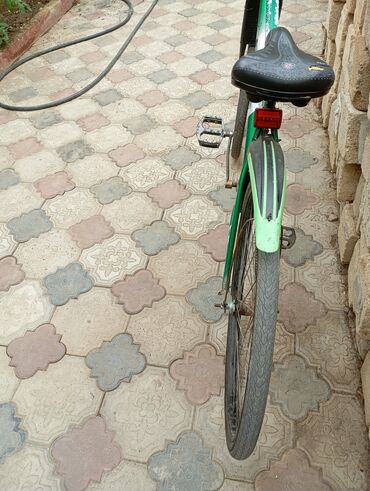 Şəhər velosipedləri: Şəhər velosipedi – yaşıl rəngdə, klassik çərçivə Xüsusiyyətlər: - 28" -da lalafo.az — 4 Şəhər velosipedləri: Şəhər velosipedi – yaşıl rəngdə, klassik çərçivə Xüsusiyyətlər: - 28" — 4