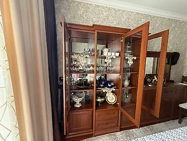 Servantlar: Şüşəli qapıları olan bu qəhvəyi taxta vitrin şkafı evin istənilən — 4