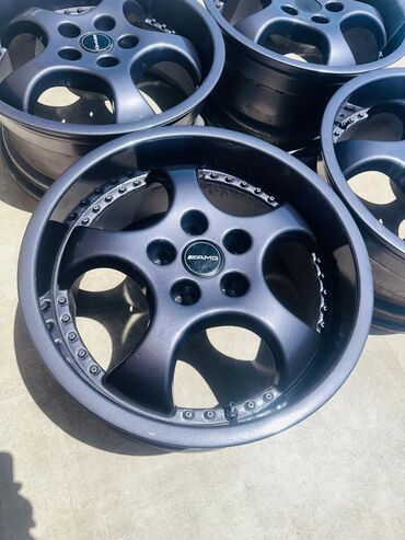 Disklər: Avtomobillər üçün nəzərdə tutulmuş boz rəngli təkər diski. Bu metal — 8