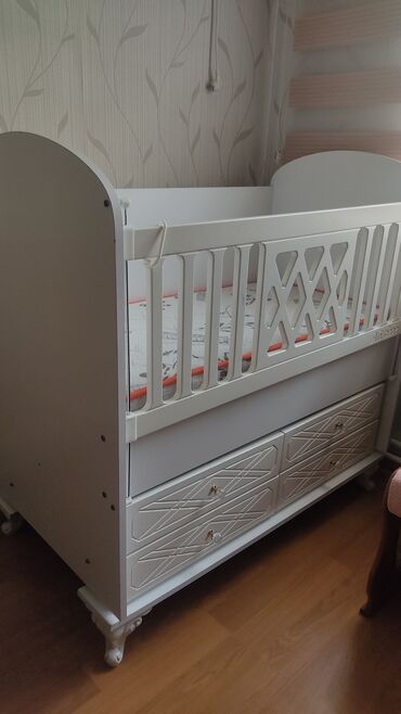 Beşiklər: Oğlan və qız üçün, Dördbucaq, Beşik, Dəst ilə, Matras ilə, Yellənmə mexanizmsiz