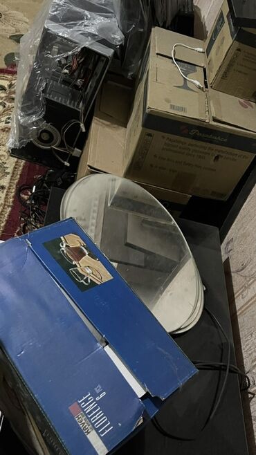 Посуда: Предлагается набор различной посуды, включающий круглые и квадратные — 25