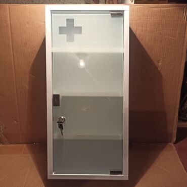 Oprema i sredstva za zaštitu: Izuzetno očuvan metalni ormarić za prvu pomoć sa dva ključa i — 1