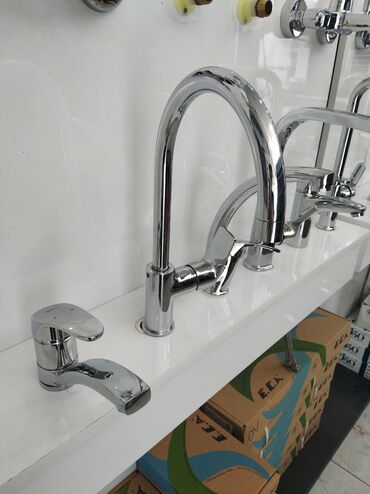 metbex canaq: Gümüşü rəngdə, müxtəlif ölçülərdə olan su kranları. Mətbəx və ya hamam