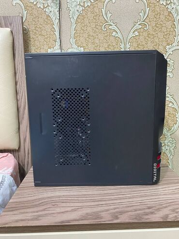 Kompüter ehtiyyat hissələri: Bu, masaüstü kompüter üçün qara rəngli keysdir. Ön panelində qırmızı