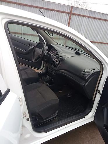 Chevrolet: , ağ rəng, 5 qapılı hetçbek. Xüsusiyyətlər: - Sürət qutusu: mexaniki — 5