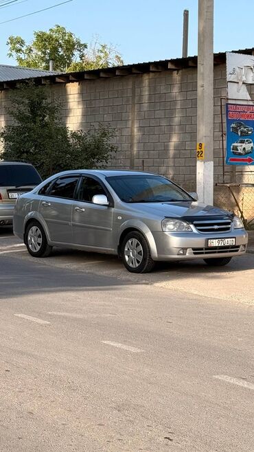 Chevrolet: Продается автомобиль Chevrolet Lacetti серебристого цвета. Этот седан