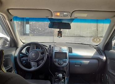 e 290: Kia Soul 1-ci nəsil, mavi rəng. Mühərrik: CRDi dizel (emblemdə — 9