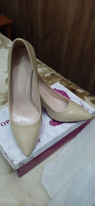 бежевые босоножки на тракторной подошве: Туфли, Размер: 40, цвет - Бежевый, Б/у