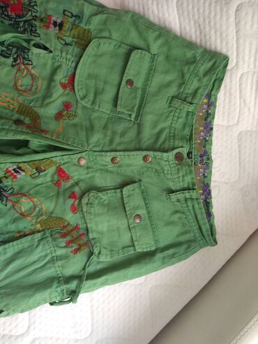 Šortsevi, Bermude: Desigual sorts-bermude, materijal pamuk i lan, veoma zanimljiv model — 3