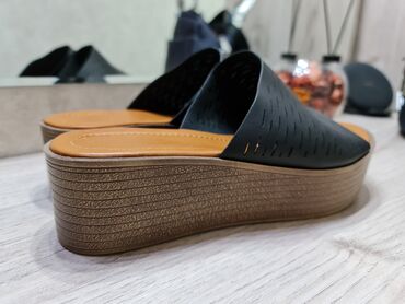 обувь экко: Продаю женские босоножки (шлепки). НОВЫЕ. 37 РАЗМЕР