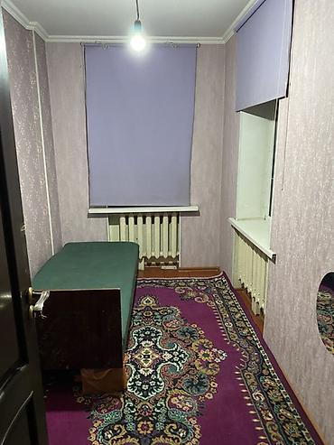 Комнаты: Комната небольшого формата, узкая, с одним окном и радиатором — 1
