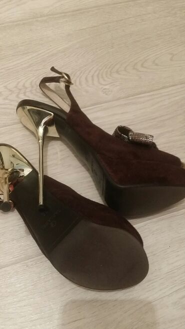 Туфли: 1. Богато и стильно. Красно-малиновый цвет насыщенный .на ноге — 12