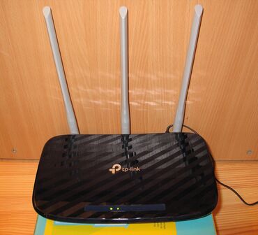 Modemlər və şəbəkə avadanlıqları: Archer 20 router.Wifiye şebeke ile qoşulur be paylayır.Çox güclü