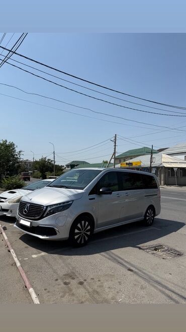 электро мовил: Элегантный минивэн Mercedes-Benz EQV серебристого цвета с современным
