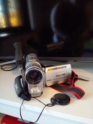 Videokameralar: JVS video kamera. alınıb istifadə olunmuyub. pultu şnurları adapteri