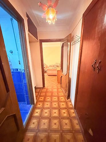 Mənzillər: Kirayə: 2 otağa düzəldilmiş 1 otaqlı Xruşşovka mənzil - Mərtəbə: 4 - — 6