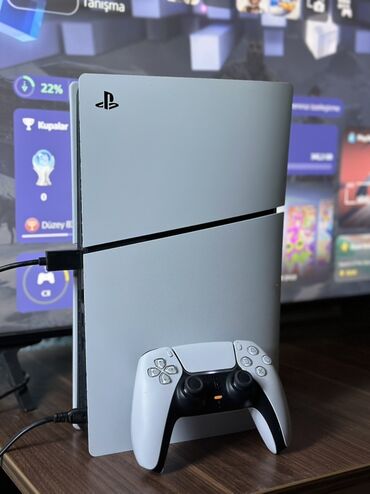 Çaydanlar: PlayStation 5 (PS5) oyun konsolu – DualSense idarəetmə pultu ilə