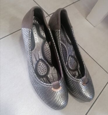 srebrna haljina kakve cipele: Salonke, Opposite, 37