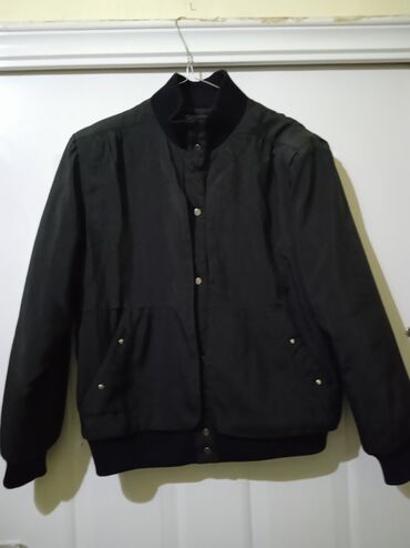 Bomberi: Crna bomber jakna Jordache - Klasičan bomber kroj sa malo širim — 1