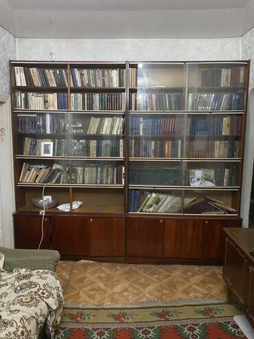 одна спальный кровать: Китеп үчүн шкаф, Жыгач