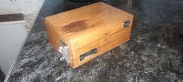 uzuk qutusu: Mohkem taxta qutu,her iki terefden qifilli baglangici var.ssri