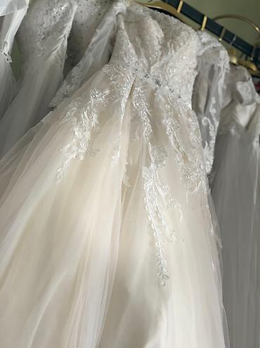 Свадебные платья: Свадебное платье, La Sposa, Винтажный стиль, Закрытое, Открытая спина, Гипюр, Пышное, Китай, Кружево, Б/у at lalafo.kg — 18 Свадебные платья: Свадебное платье, La Sposa, Винтажный стиль, Закрытое, Открытая спина, Гипюр, Пышное, Китай, Кружево, Б/у — 18