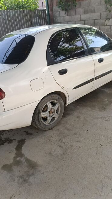Daewoo: Автомобиль Daewoo Lanos белого цвета. Эта модель известна своей
