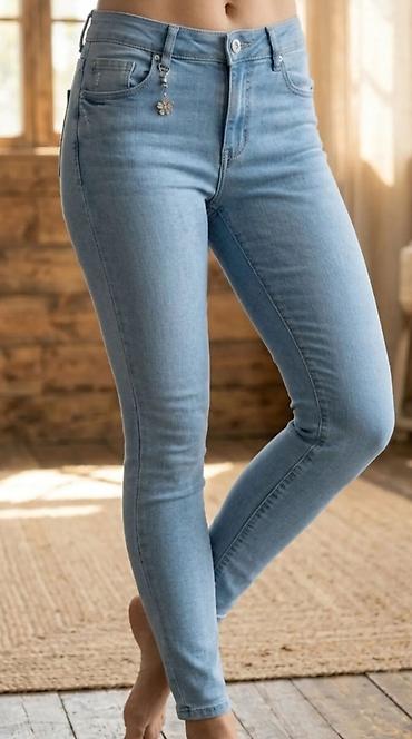 Ženske skinny farmerke – svetlo plava boja - Kroj: uske (skinny), uz na lalafo.rs Ženske skinny farmerke – svetlo plava boja - Kroj: uske (skinny), uz