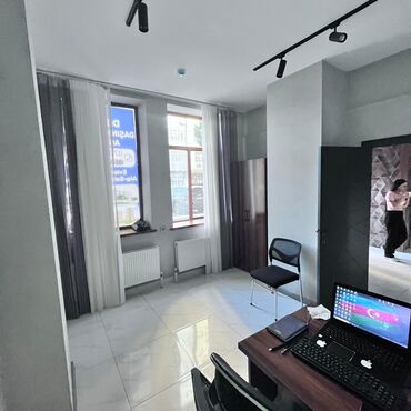 həzi aslanov kirayə evlər 2024: Bu ofis sahəsi müasir interyer dizaynı və funksional elementləri ilə