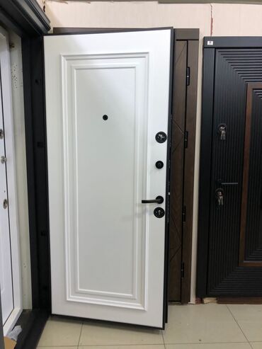 Giriş qapıları: Bu qapılar müasir dizaynı və davamlı materialları ilə seçilir. Evinizə — 9