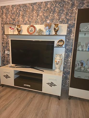 divar refleri: Qonaq otağı üçün mebel dəsti Tərkibi: - Geniş bufet-konsol: üstündə — 4